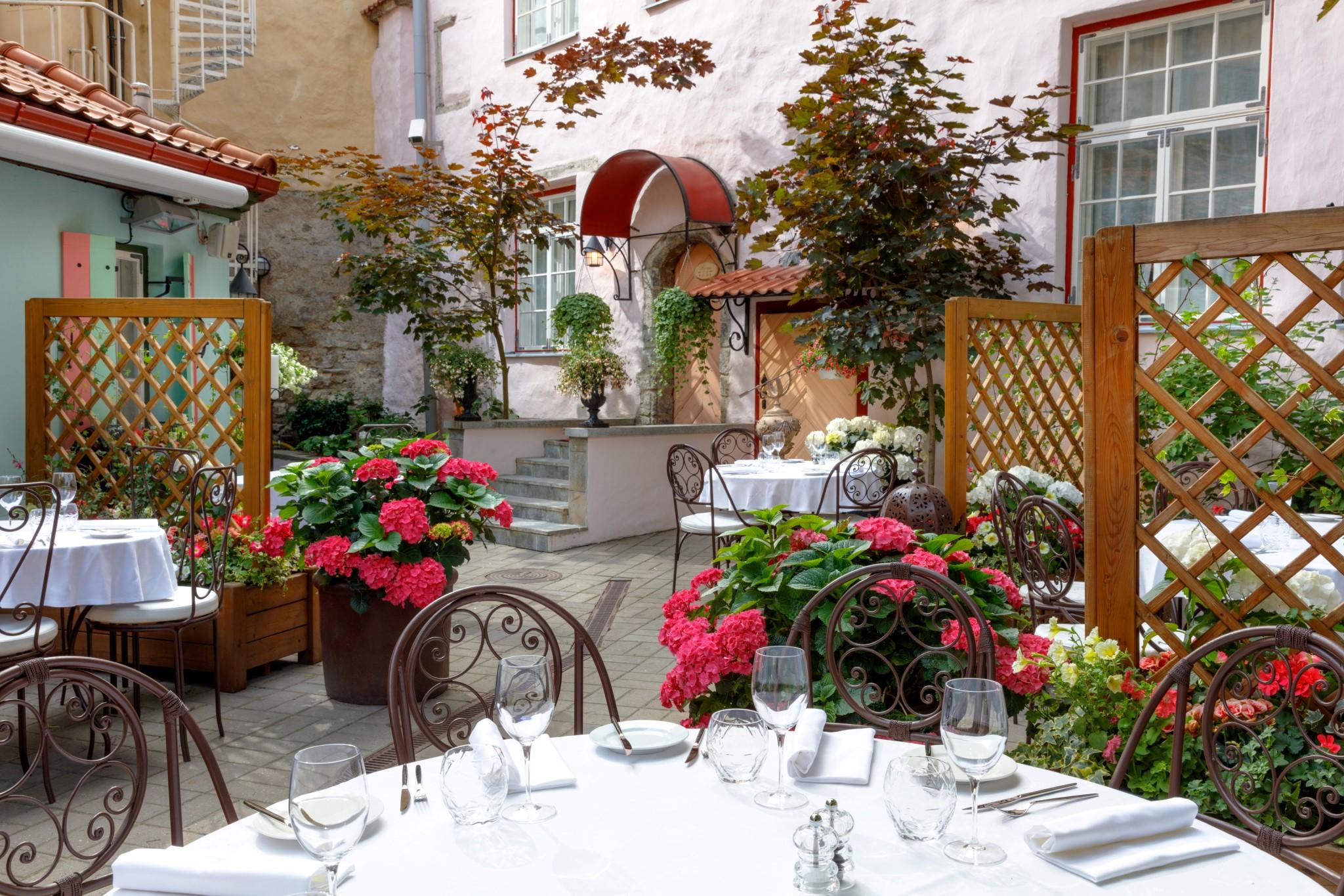 斯古拉萨尔酒店 - 立鼎世酒店集团 塔林 外观 照片 The restaurant's courtyard