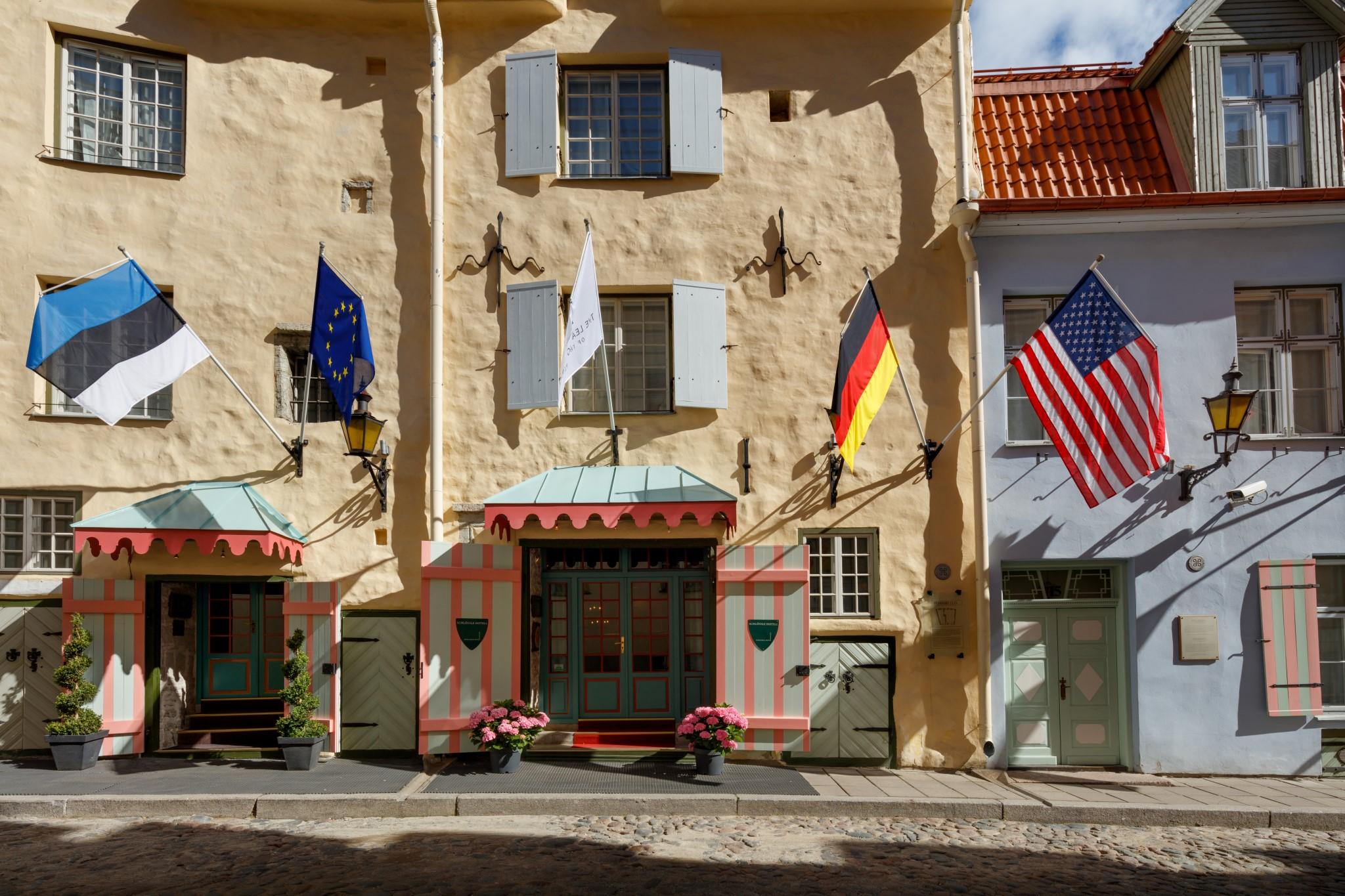 斯古拉萨尔酒店 - 立鼎世酒店集团 塔林 外观 照片 Flags of Estonia, Germany, the European Union and the United States in front of the hotel