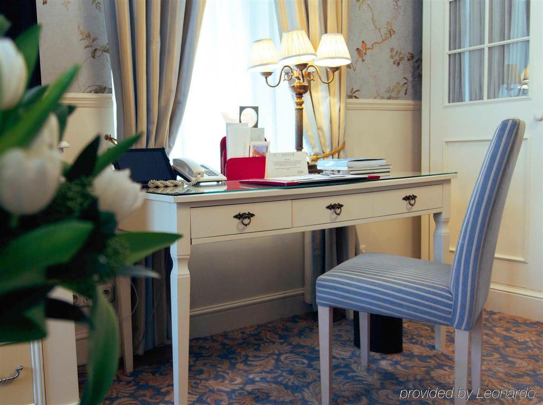 斯古拉萨尔酒店 - 立鼎世酒店集团 塔林 外观 照片 A writing desk in a hotel room